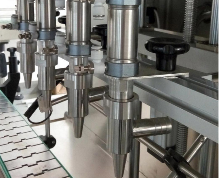 油類(lèi)灌裝生產(chǎn)線細(xì)節(jié)圖